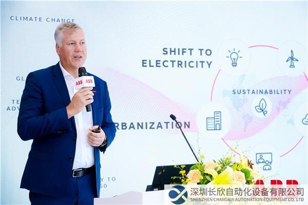 ABB集團(tuán)電氣全球總裁馬騰（Morten Wierod ）進(jìn)行主題演講.jpg